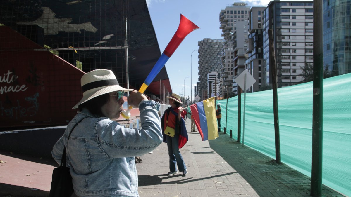 Ciudadanos que se ponen a los trabajos de demolición de la tribuna de los Shyris.