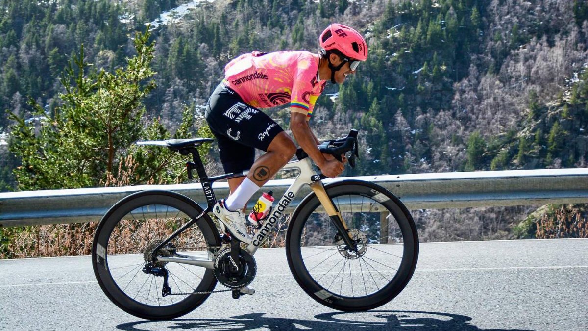 Richard Carapaz se prepara en Europa para participar en el Tour de Francia.