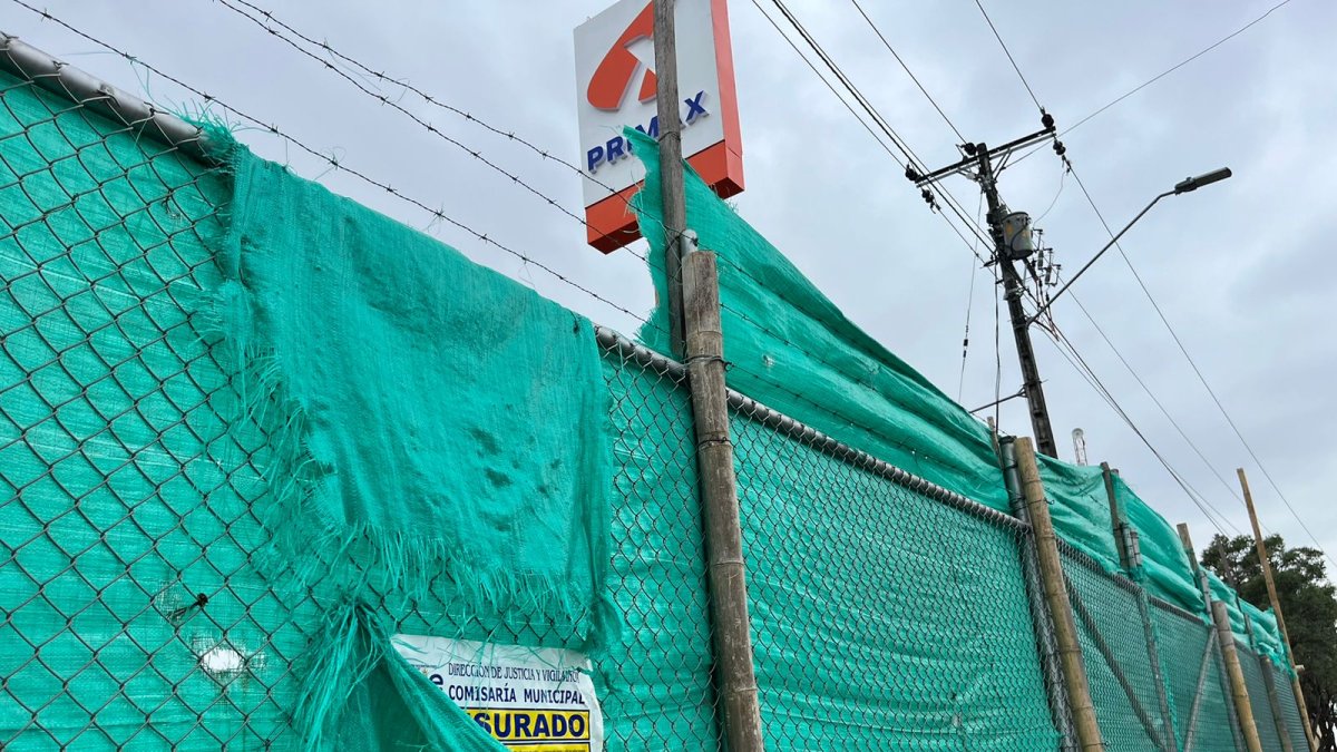 Un sello de clausura está en una de las gasolineras, pero está oculto por una especie de lona.