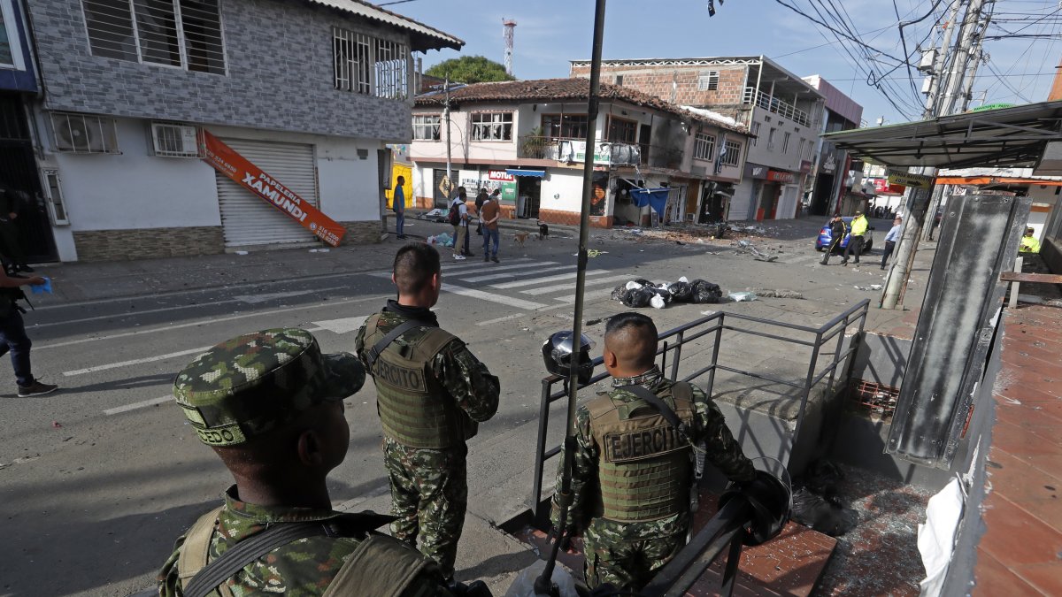 Soldados del Ejército de Colombia custodian el lugar donde explotó un artefacto este lunes en Jamundí (Colombia).