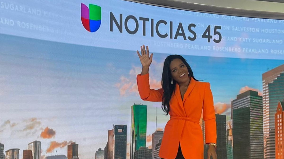 La periodista ecuatoriana posando en los estudios de Univisión.