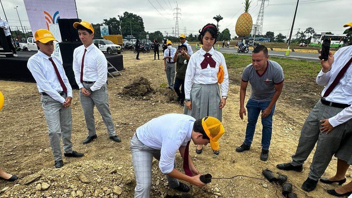 Estudiantes de colegios locales participaron en la siembra realizada en Milagro.