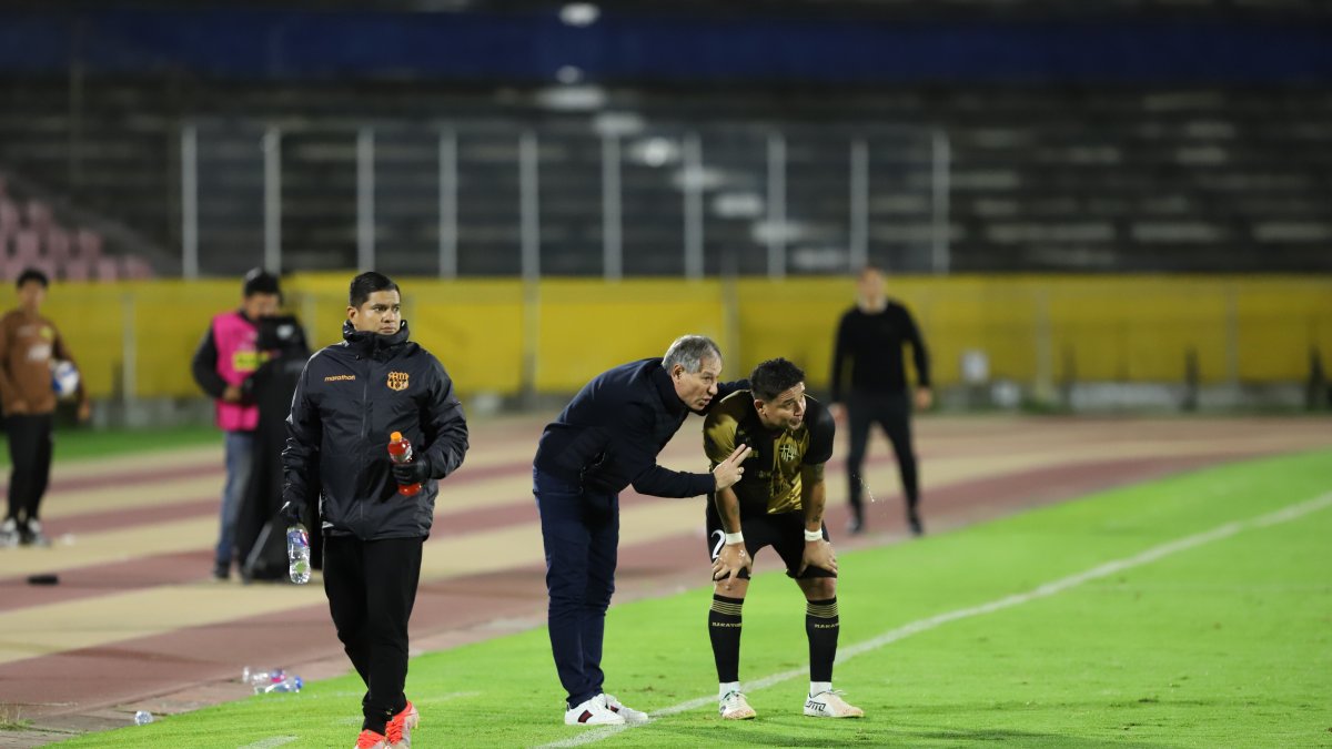 Ariel Holan dando una mini charla a Mario Pineida en el Atahualpa.