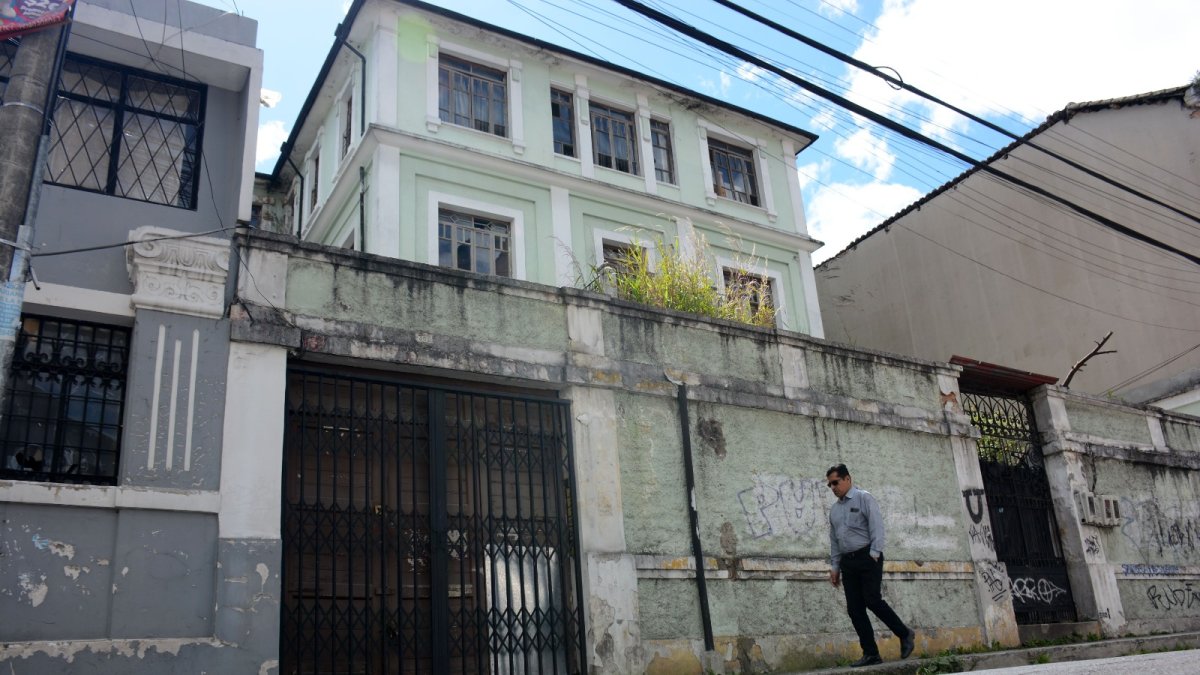 En la av. 10 de Agosto. En la calle Hermanos Pazmiño y Clemente Ponce hay al menos dos viviendas abandonadas. Moradores dicen que allí ingresan habitantes de calle.