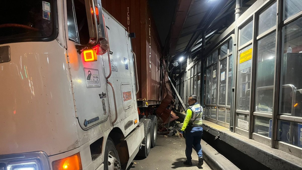 Suceso. La parada Las Monjas fue golpeada por un tráiler, el domingo.