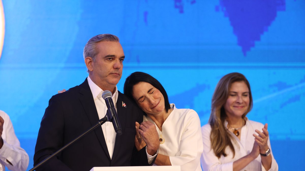 El actual presidente de República Dominicana, Luis Abinader acompañado de la primera dama Raquel Arbaje (c), habla a sus seguidores este domingo en Santo Domingo (República Dominicana).