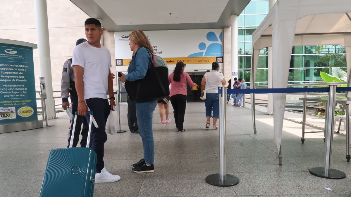 Terminal. Personas que están en el aeropuerto José Joaquín Olmedo, en Guayaquil.