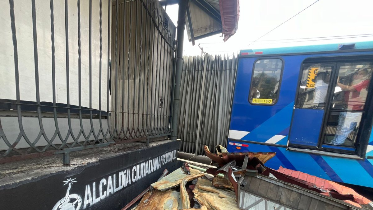 Situación. Algunas estaciones de Metrovía se encuentran con daños estructurales. La ciudadanía también reclama la falta de unidades.