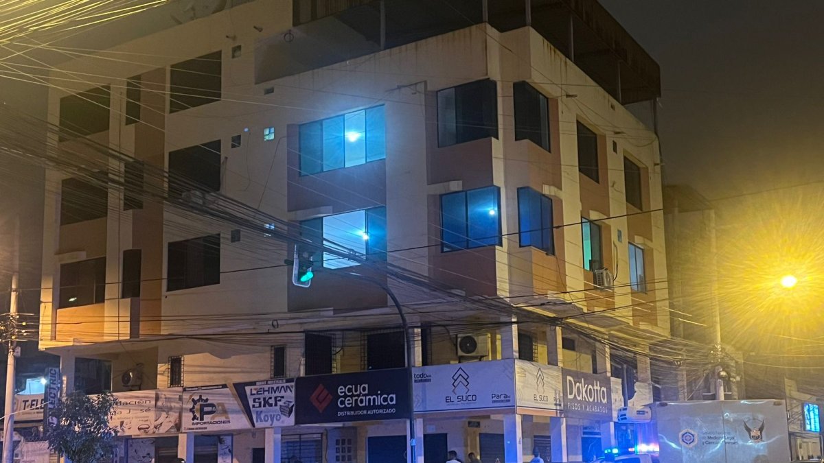 Una de las víctimas intentó huir por la ventana del departamento, pero fui asesinada.