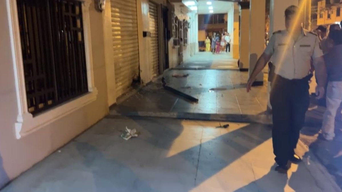 Sujetos a bordo de una motocicleta detonaron un artefacto en los exteriores de una cevichería.