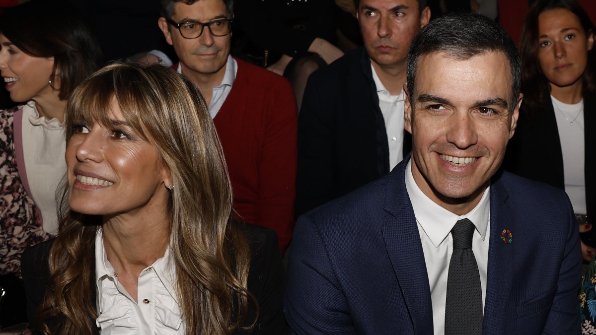 El presidente del Gobierno de España Pedro Sánchez (derecha), y su esposa María Begoña Gómez (izquierda).