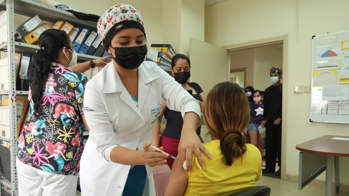 La vacunación contra el COVID-19 se retoma en Ecuador, a partir de finales de mayo.