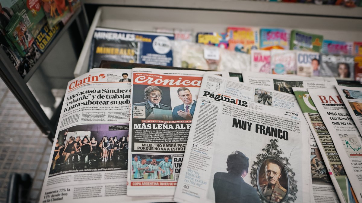 Las portadas de los principales diarios argentinos este martes hacen referencia a Javier Milei y Pedro Sánchez.