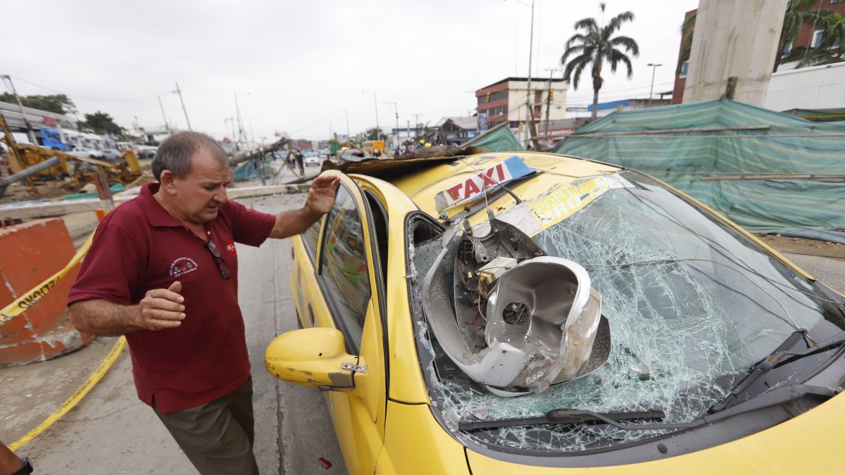 El pasado 20 de mayo, varios postes de luz cayeron sobre algunos vehículos que se encontraban en la Av. Juan Tanca Marengo