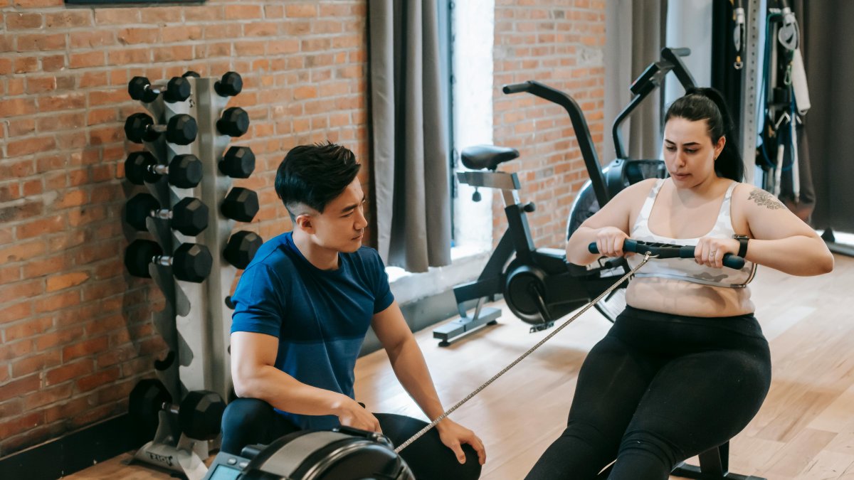 Salud. Dos jóvenes se ejercitan en un gimnasio