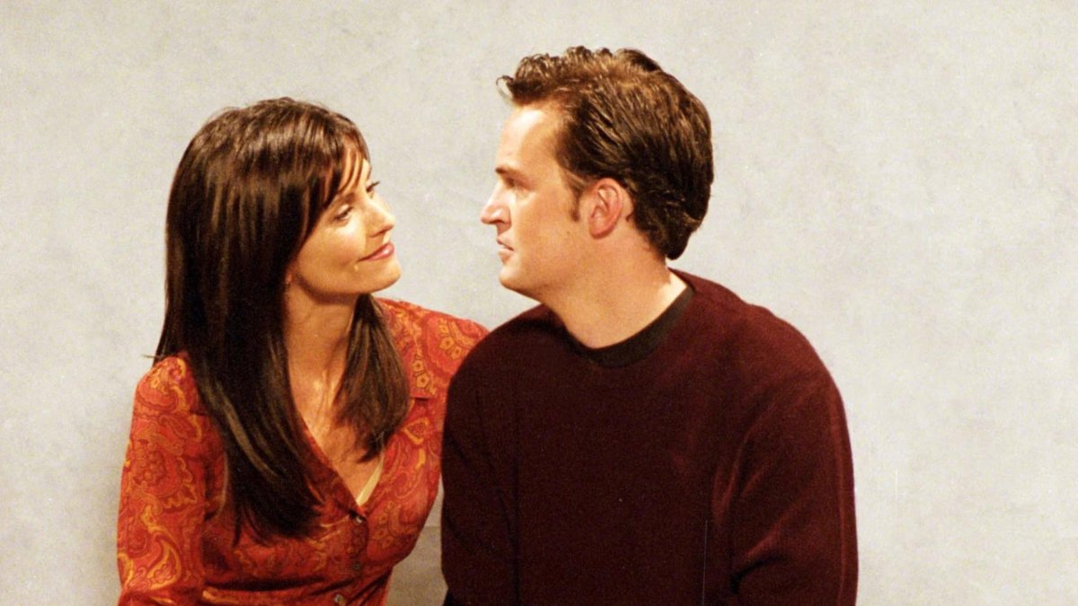 Courteney Cox y Matthew Perry, durante el rodaje de la serie de televisión 'Friends', en 2001.