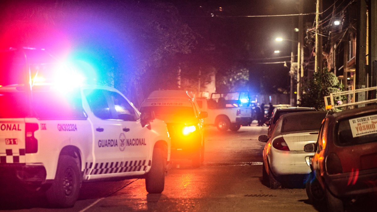 Miembros de la Guardia Nacional resguardan zona donde fueron hallados cuerpos sin vida la madrugada del martes, en calles, en el balneario de Acapulco.