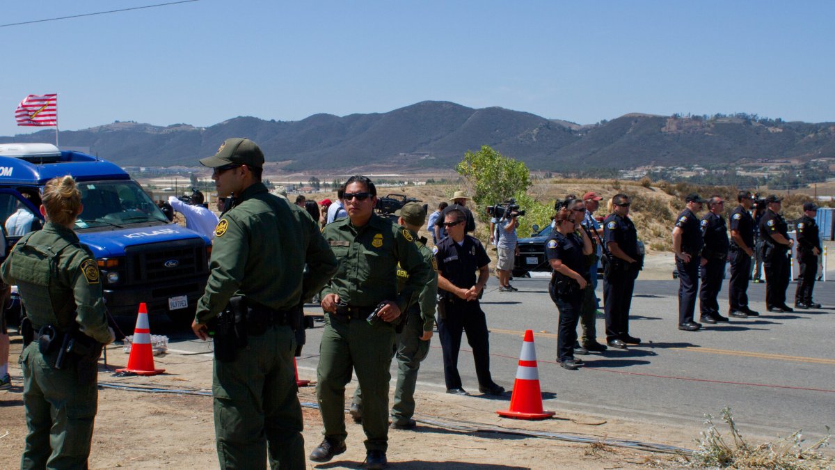 Los agentes de la Patrulla Fronteriza mientras vigilan una manifestación frente al Centro de Procesamiento