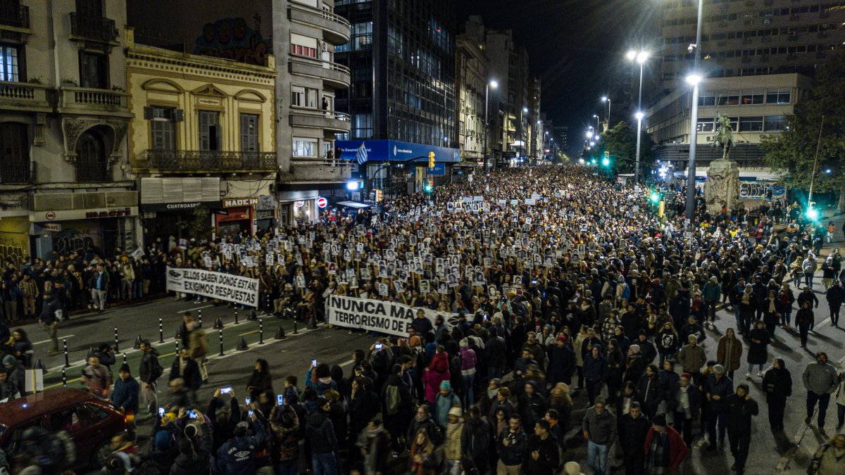 Cientos de personas participan de la Marcha del Silencio, en conmemoración por las personas desaparecidas en la dictadura, en Montevideo (Uruguay).