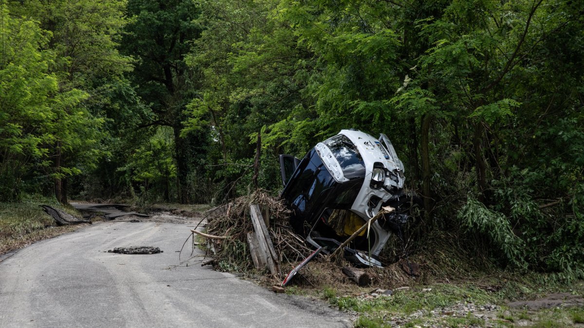 Un vehículo involucrado en inundaciones y deslizamientos de tierra tras las fuertes lluvias en Valsamoggia, cerca de Bolonia, Italia, el 21 de mayo de 2024.