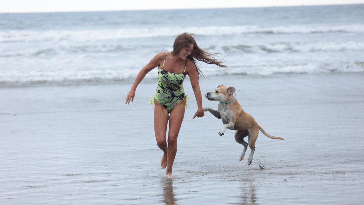 María Mercedes cuesta goza de sus 50 años en Olón.