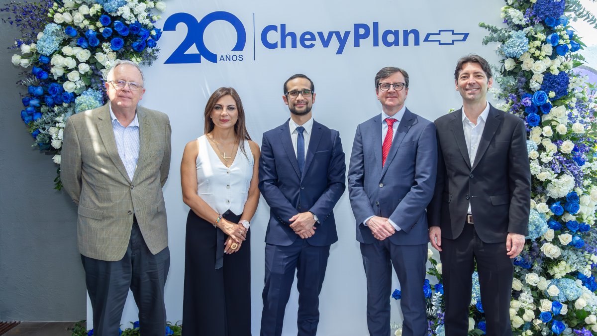 Directivos en la conmemoración por el aniversario de ChevyPlan.