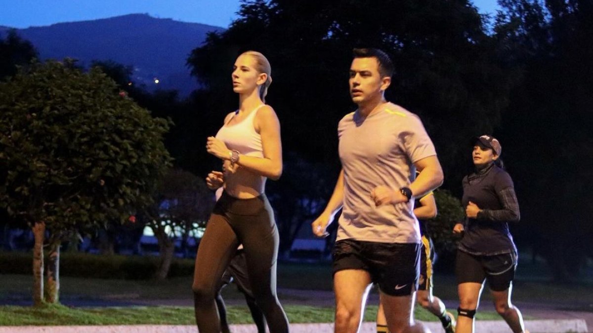 El presidente Daniel Noboa trotando junto su esposa, Lavinia Valbonesi, en una escuela militar en Quito.