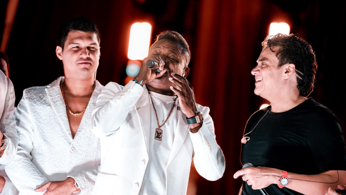 Fotografía cedida por Wilder Forero del compositor, cantante y acordeonista colombiano Omar Geles (c) durante el concierto de Silvestre Dangond (d) el 18 de mayo de 2024 en Bogotá (Colombia).