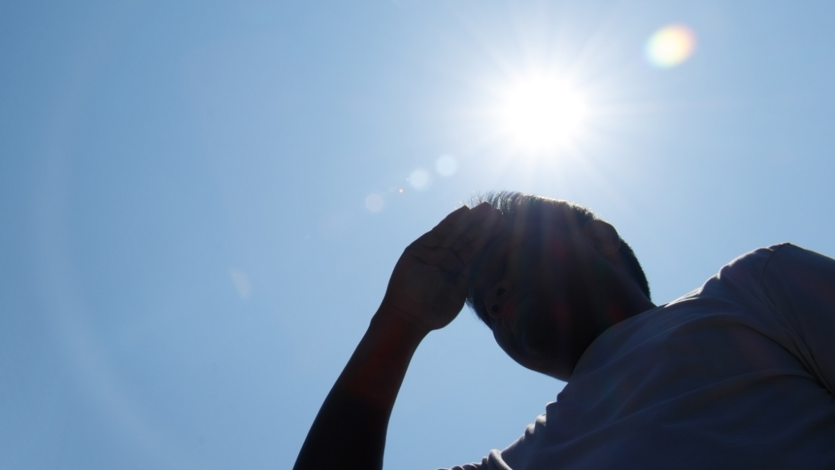 Para protegerte de la radiación solar, usa protector solar, ropa protectora, gafas de sol, sombrero, busca sombra y evita el sol entre las 10:00 y 15:00 horas.