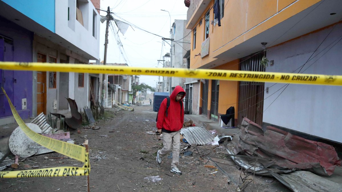 Se evidencian parte de los daños causados por una explosión ocurrida en una estación de servicio de combustible en Lima (Perú).