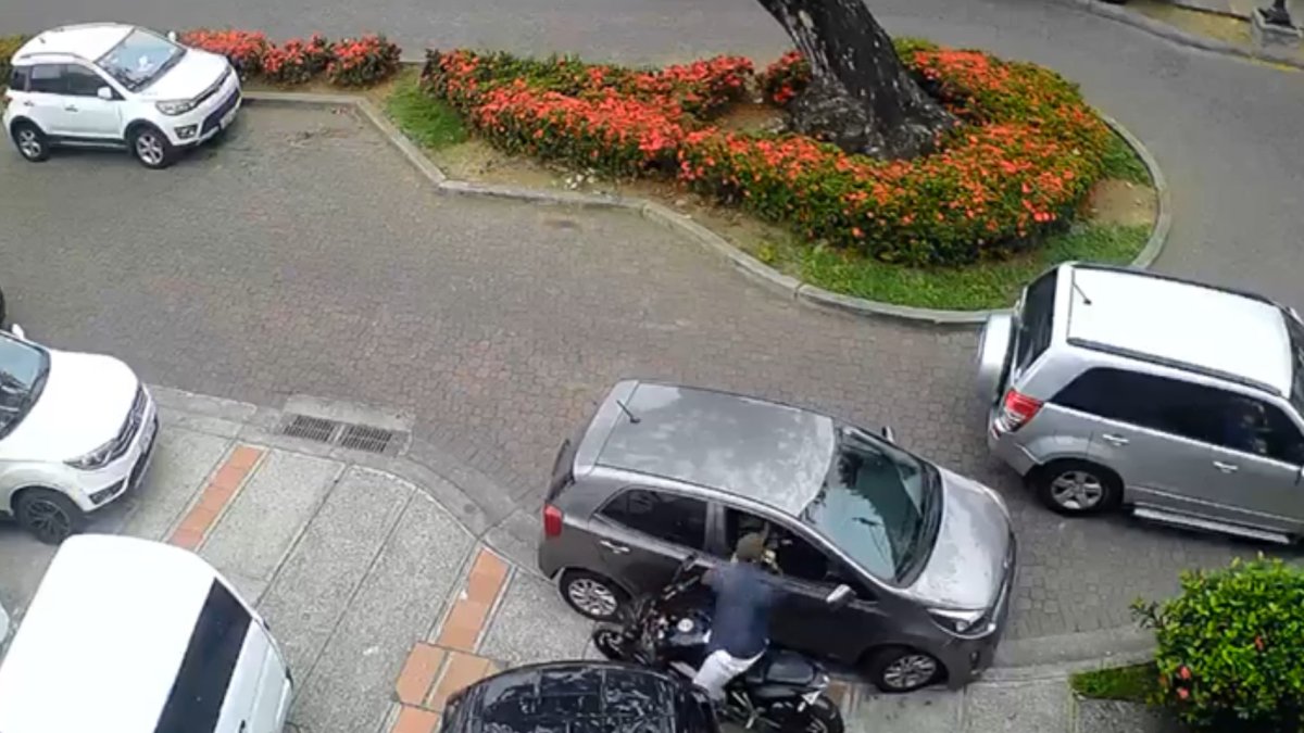 El asalto quedó registrado en cámaras de seguridad