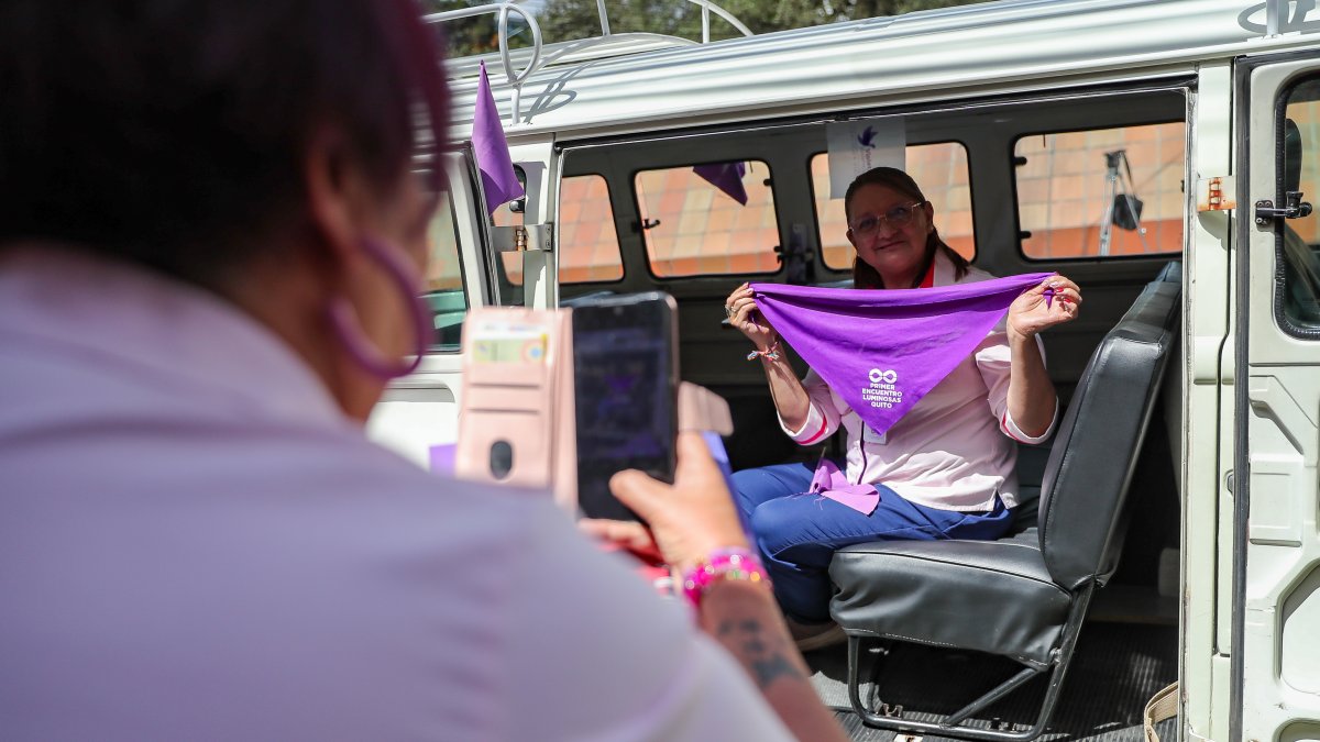 Una mujer posa al interior de la 'Kombi Violeta'