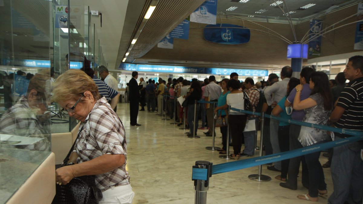 Del 40% que sí ahorra, únicamente el 26% lo hace dentro del sistema financiero.