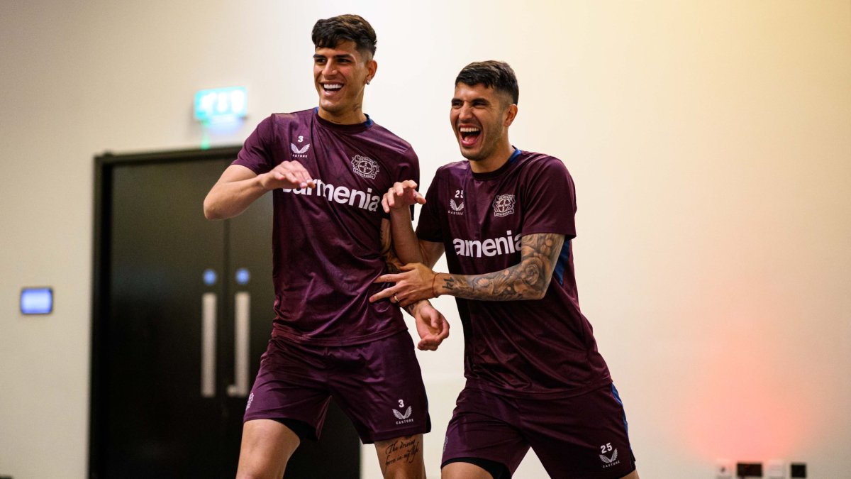 Piero Hincapié y Exequiel Palacios realizan el calentamiento para el choque entre Bayer Leverkusen y Atalanta.