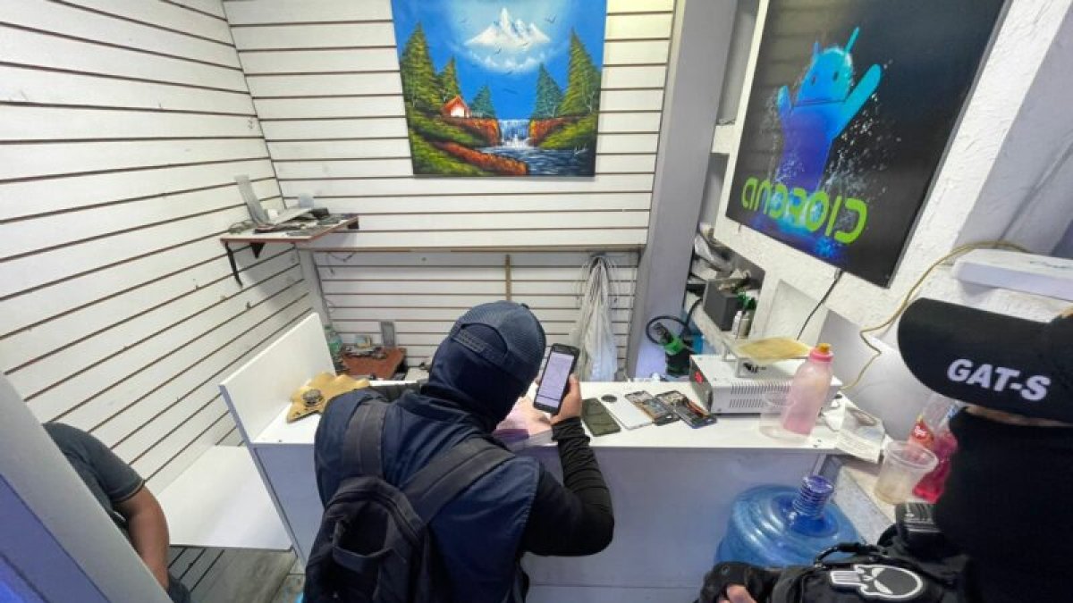 Los comerciantes no justificaron la procedencia de 86 celulares.