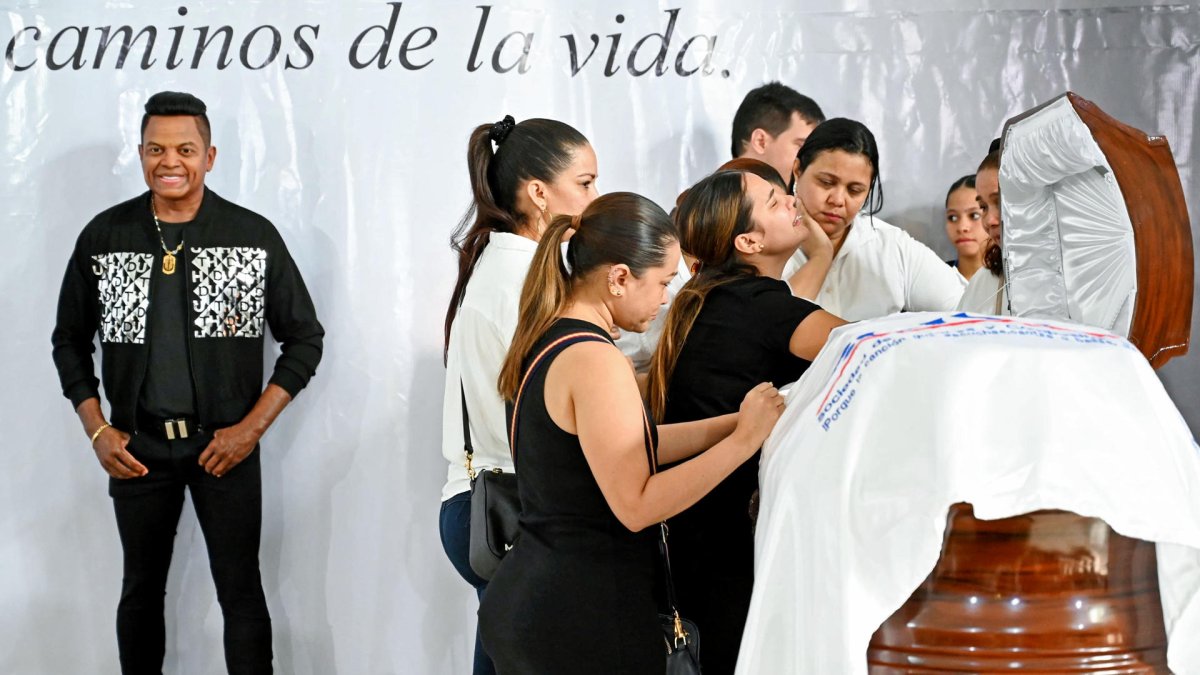 amiliares asisten a la velación del cantante Omar Geles, este miércoles en Valledupar (Colombia).