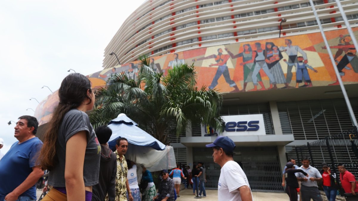 Fachada del Instituto Ecuatoriano de Seguridad Social (IESS), en Guayaquil.