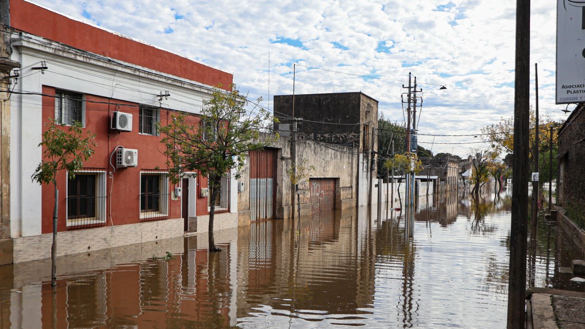 Salto. Así se observa una calle inundada en esta ciudad de Uruguay.