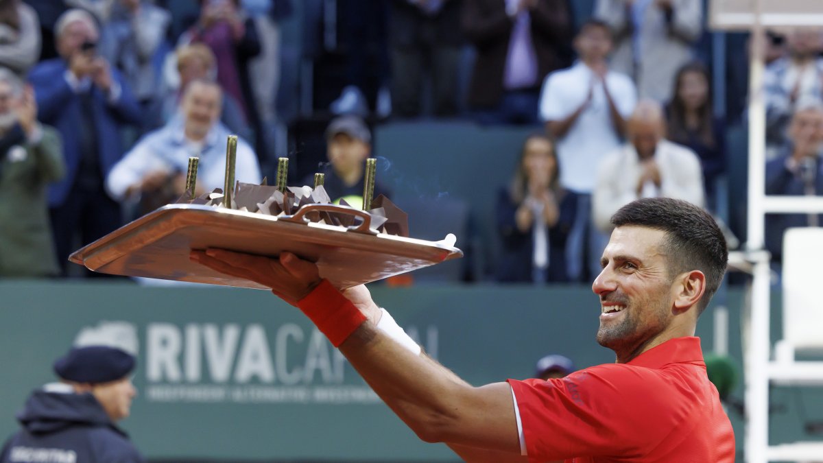 Djokic venció al alemán Yannick Hanfmann por 6-3 y 6-3 y celebró con un pastel de cumpleaños.