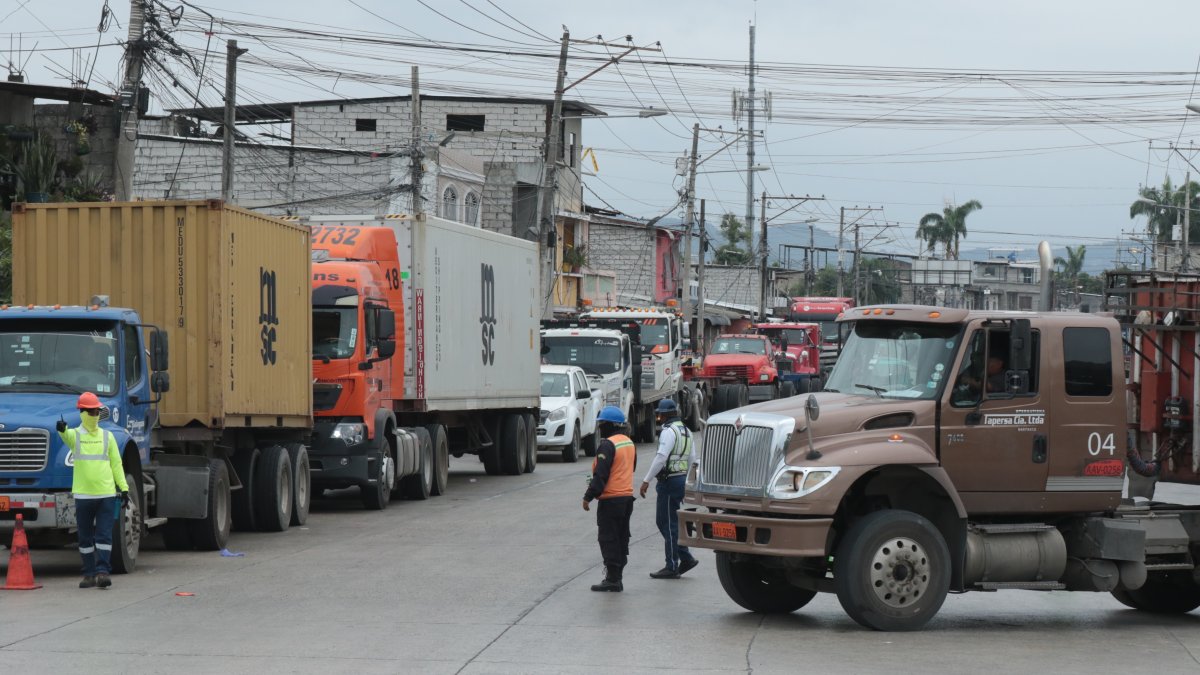 Espera. El miércoles 22 de mayo los choferes indicaron que el tiempo que hicieron fila fue de entre dos y tres horas, pero que otros días les toca amanecerse.