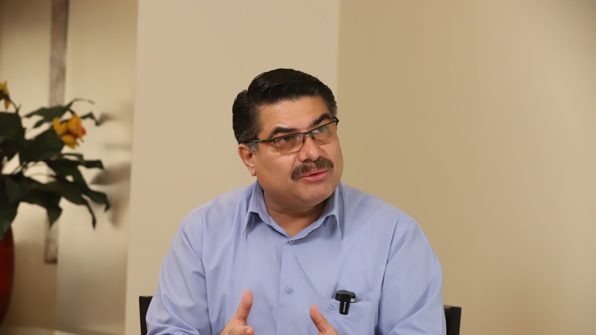 Escala es docente, fue asambleísta constituyente y dirigente del magisterio.