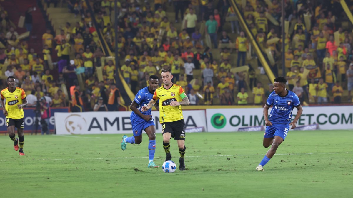 El jugador Damián Diaz abrió el marcador durante este primer tiempo.