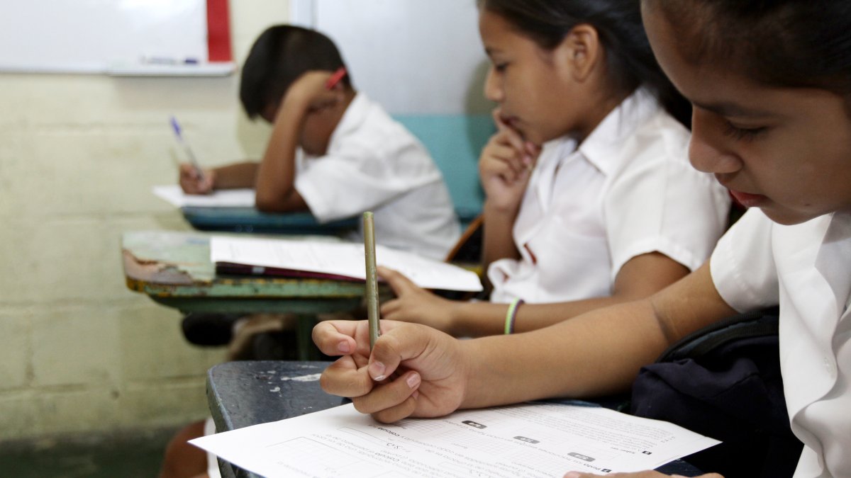 Imagen de archivo de alumnos de la escuela fiscal Isla San José rindiendo exámenes en un ciclo lectivo anterior.