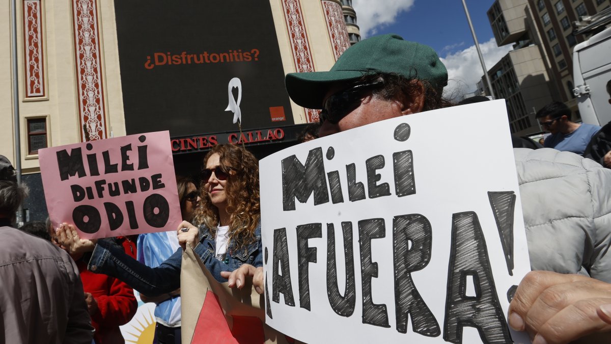 Concentración de protesta contra la visita del presidente argentino, Javier Milei, a Madrid, el 18 de mayo de 2024.