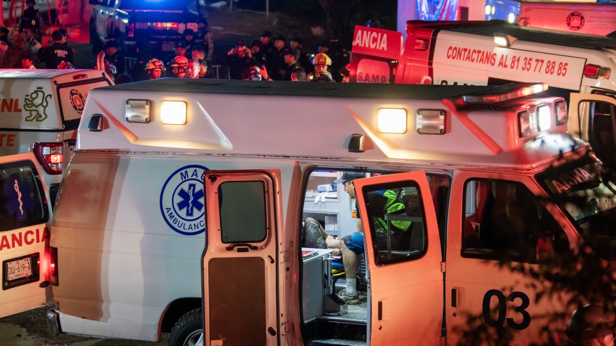 Equipos de emergencia laboran por la zona del desplome del templete.