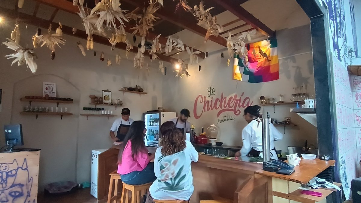 A los clientes les ofrecen en vez de una gasesosa, una bebida hecha con maíz y otras plantas medicinales.