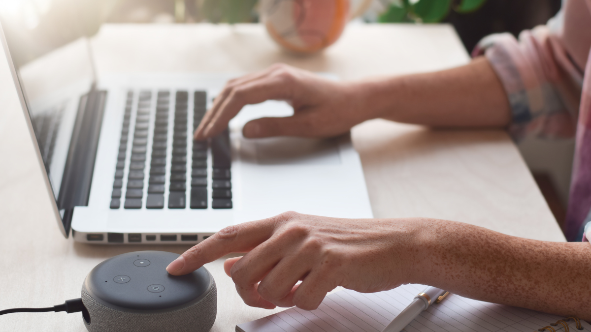 Amazon podría cobrar una suscripción mensual por una versión de su asistente Alexa con IA.