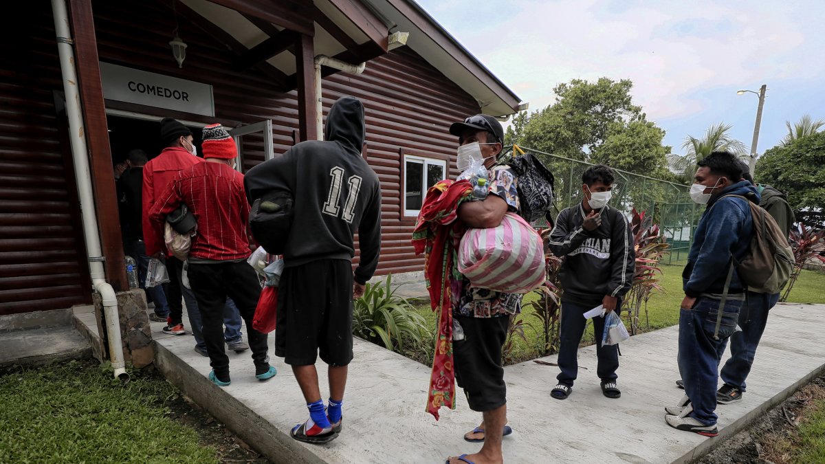 Migrantes hondureños son atendidos en el Centro de Atención al Migrante Retornado (CAMR) de Omoa, en el Caribe hondureño,
