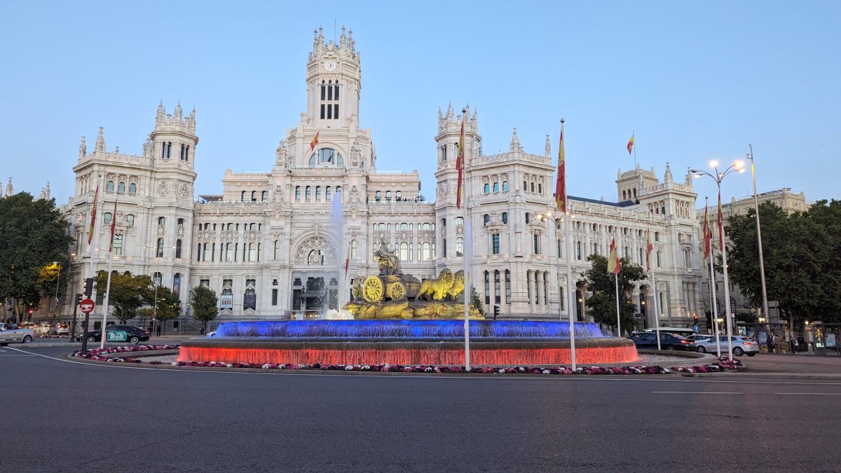La Plaza de Cibeles se iluminó de los colores de Ecuador.
