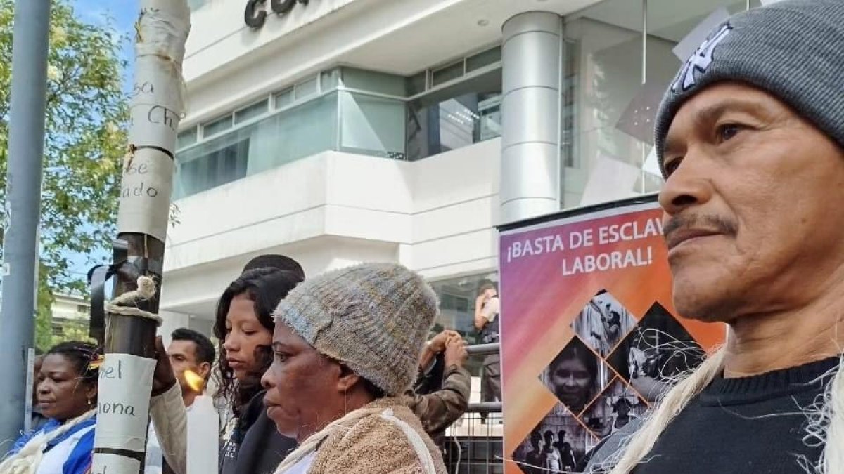 Lucha. Los abacaleros en las afueras de la Corte exigiendo justicia.
